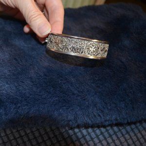 Source Unknown Metal Floral Patterns Exemplary Wide 3/4' Fastener Gray Bracelet